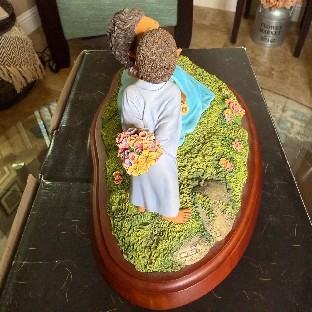Planting a Kiss Figurine‎ - Thomas Blackshear Collectible